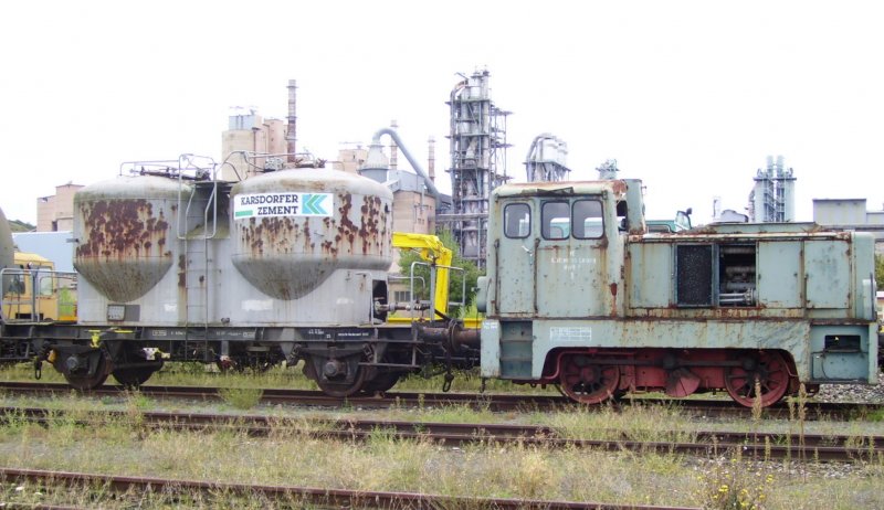 LKM 261560 vom VE Khlbetrieb Leipzig, Werk Dahlem 1, mit einem Zementkesselwagen vor dem Zementwerk Karsdorf; 08.09.2007