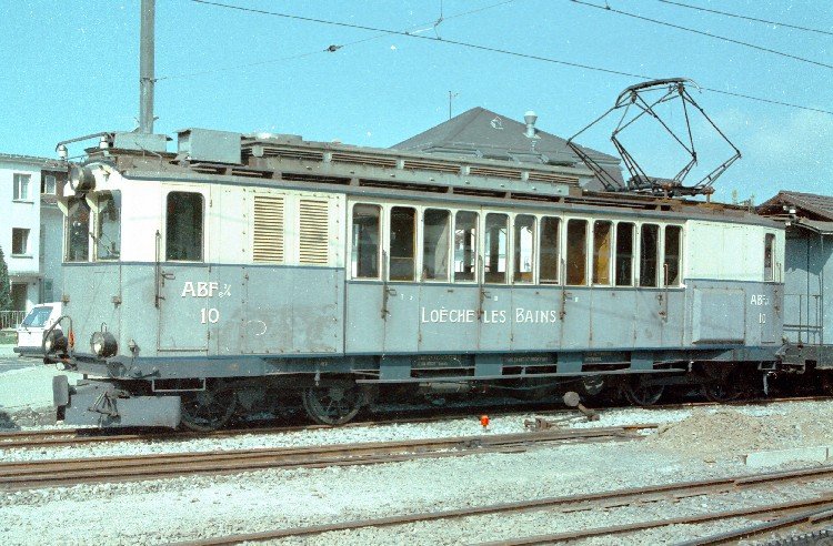 LLB Schmalspur Triebwagen BDe 4/4 124 im Bahnhof von Blonay im Mai 1986