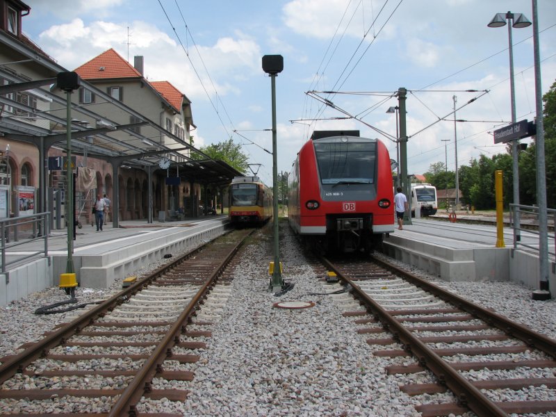 LNT GT8-100 der AVG und eine BR 425 von DB Regio im Bahnhof Freudenstadt Hbf.Im Hintergrund noch zur  Abrundung  ein Regioshuttle der Ortenau S-Bahn.12.06.2007