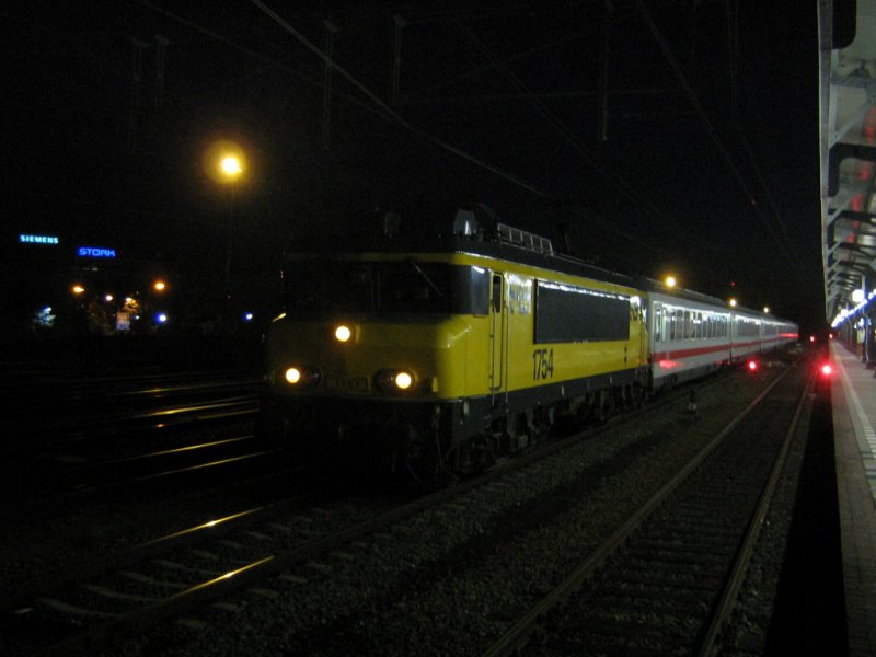 Loc 1754 als trein 70142 (overbrenging leeg materieel i.v.m. werkzaamheden) naar Bad Bentheim te Hengelo - 8 september 2006  