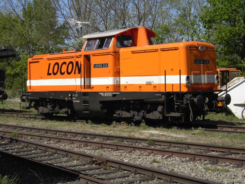 LOCON 210 abgestellt in Neuoffingen Strecke Ulm - Augsburg im schnsten Bchsenlicht anllich des Lokschuppenfestes am 01.05.2007