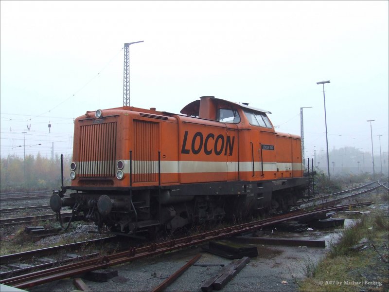 LOCON 210 (ex 212 275) steht an der alten Ladestrae in Wanne-Eickel abgestellt. 2.11.07