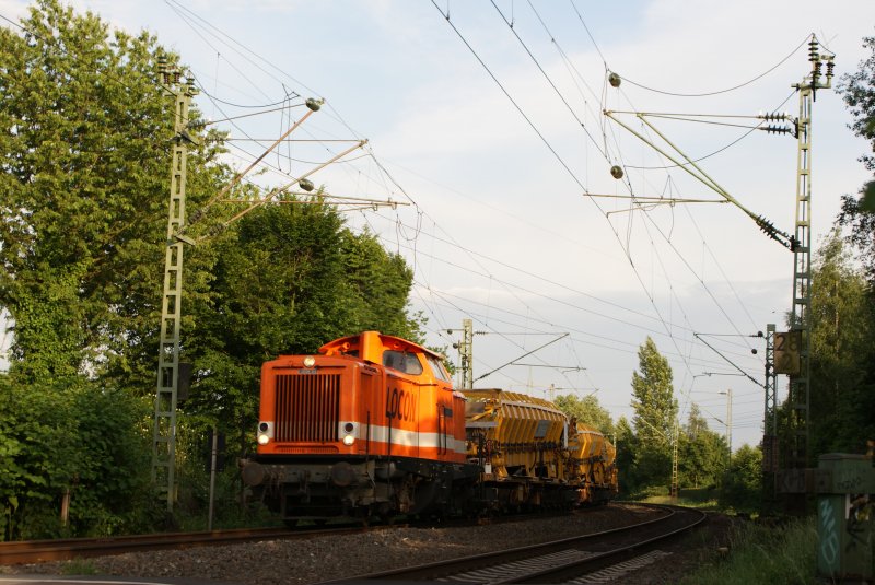 Locon 210 mit einem Bauzug am Km 28,190 in Dsseldorf am 03.06.2008