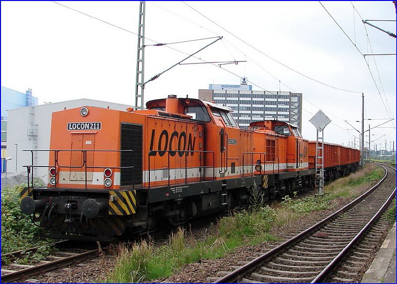 Locon 211 & Locon 201 warten auf dem Rgendamm Bhf Stralsund, auf freie Fahrt.  am 28.06.07 