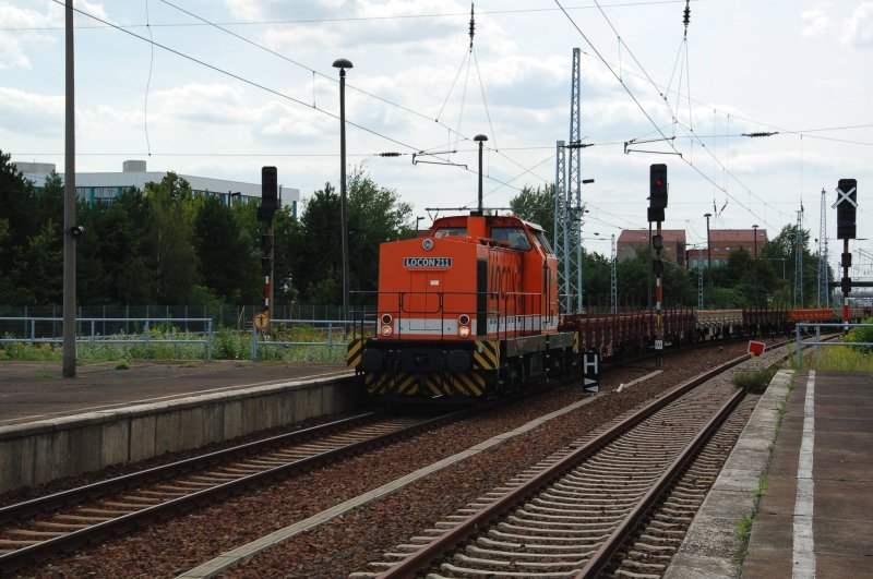 Locon-211 zieht am 29.07.09 einen Gterzug aus Flachwagen durch Schnefeld Richtung Berlin.
