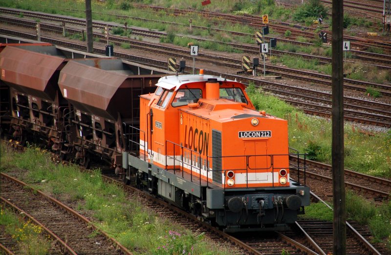 LOCON-212 rangiert am 04.07.09 Schotterwagen im Rbf Halle(S).