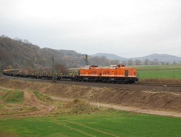Locon 215 + Locon 213 mit Langschienenzug am 15.11.2008 kurz vor erreichen des Bf. Freden(Leine)