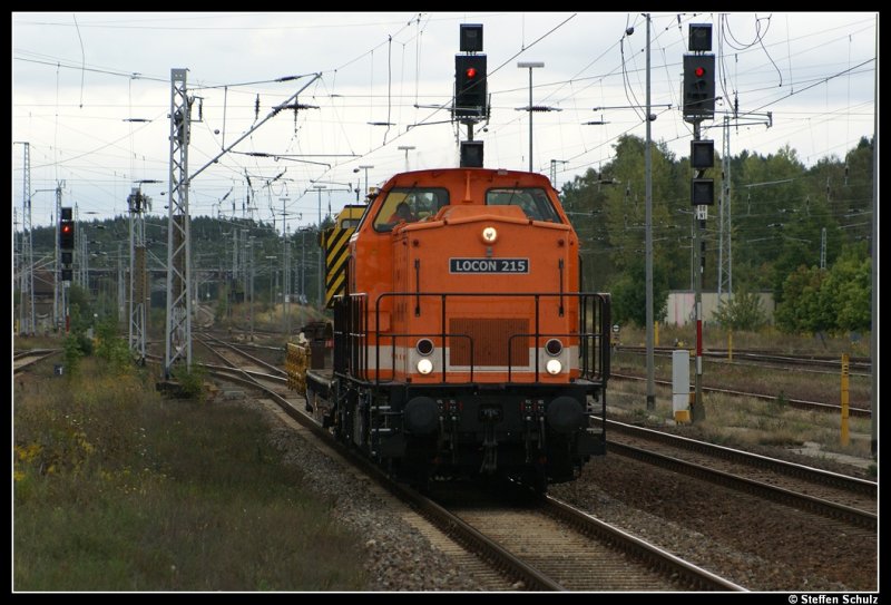 Locon 215 mit einem Baukran im Schlepp, bei der durchfahrt von Neustrelitz am 18.09.08