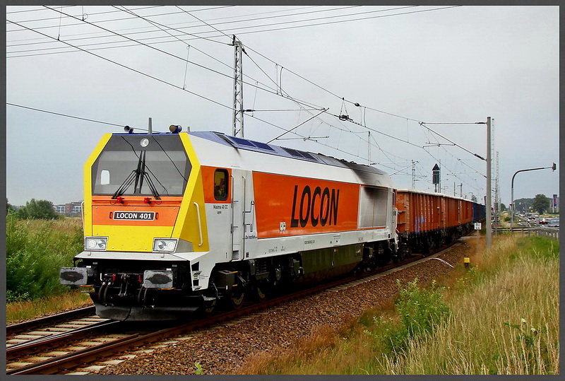 Locon 401 unterwegs nach Rostock. Sie verlt gerade die Ausweichstelle Langendorf, vor den Toren Stralsund`s.
am 05.07.09 