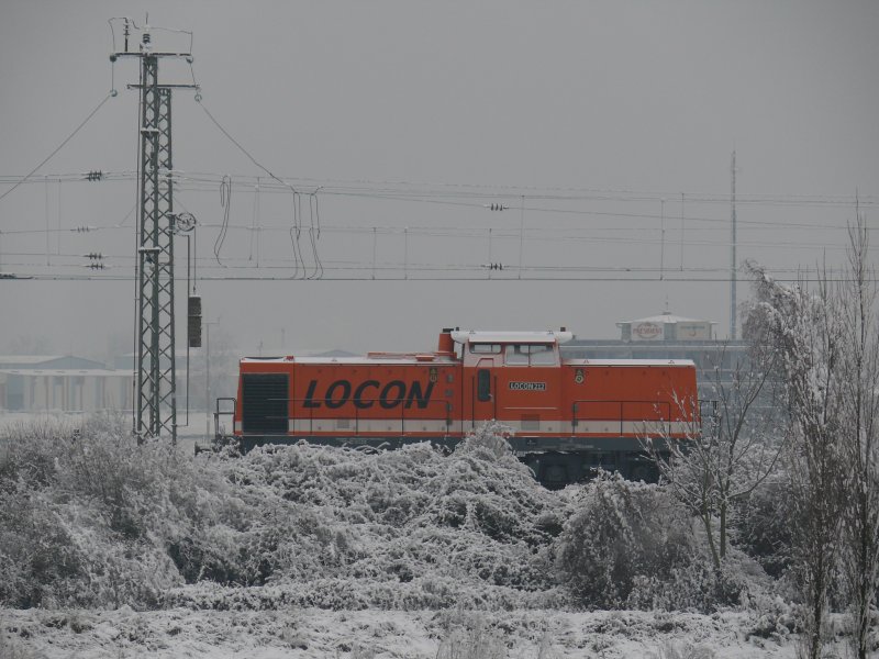 Locon-Lok 212 (DR-V100) hlt hier ihre besinnliche Weihnachtsruhe im winterlichen Bahnhof Kehl am Rhein.

26.12.2006