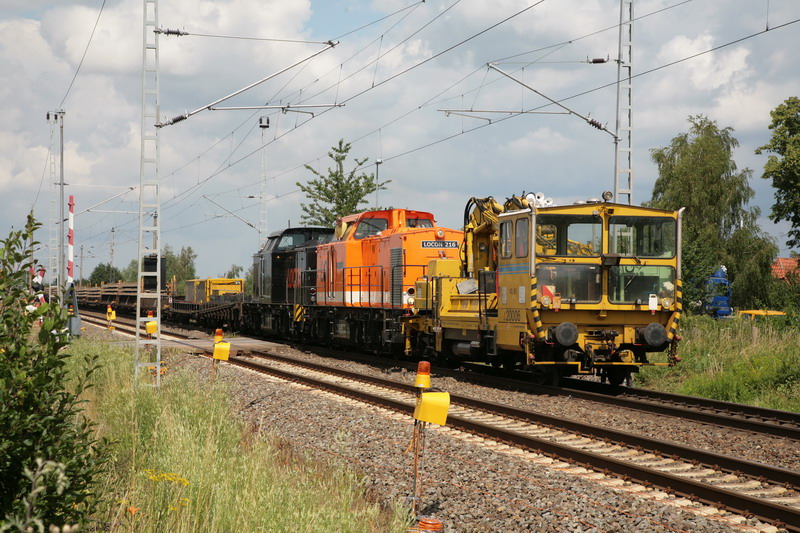 Locon Lok 216 und Lok 218 schieben ein Baufahrzeug durch die Baustelle in Schwerin. 13.07.2009