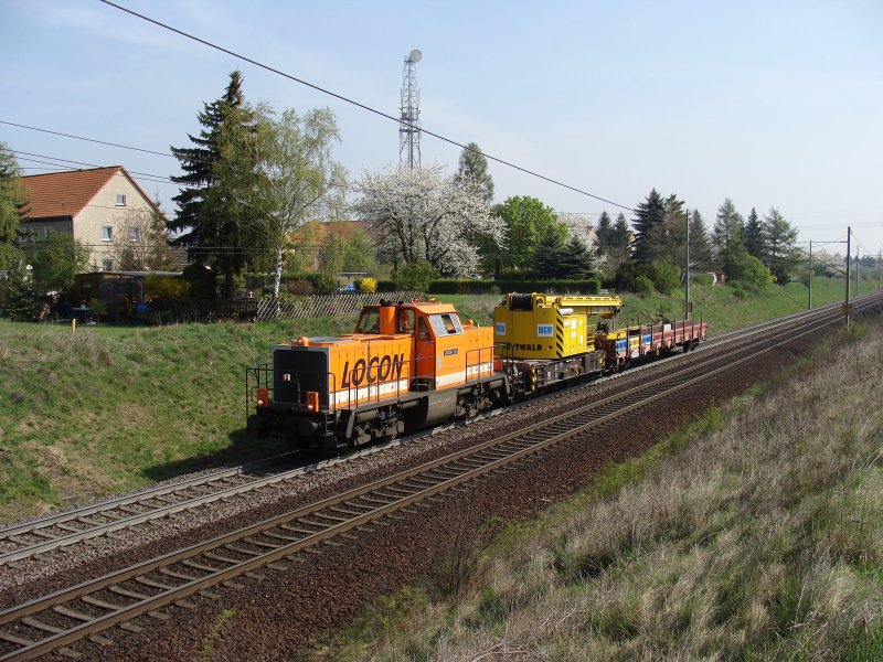 LOCON Lok Nummer 13 mit einem Gottwald Eisenbahnkran kurz hinter Magdeburg in Richtung Braunschweig. Fotografiert am 14.04.2009