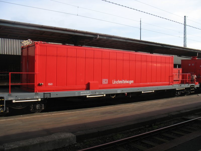 Lschmittelwagen der DB Notfalltechnik, geschoben und gezogen von zwei Einheiten der BR 714 in Kassel (18.03.2009).