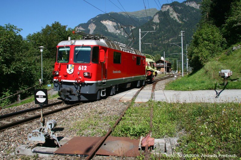 Lschzug mit Ge 4/4 II 612  Thusis  und dem Lschwagen Xk 9049. (Sils 30.08.2008)