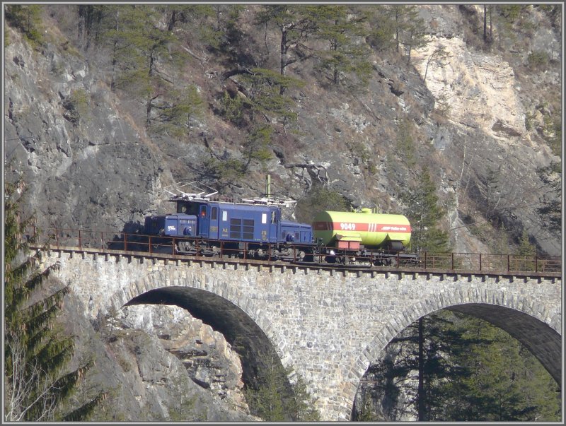 Lschzug mit Ge 6/6 I 412 und Wasserwagen 9049 verlsst den Landwasserviadukt. (20.02.2008)