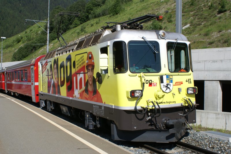 Login-Werbelok Ge 4/4 II 611 steht am 21.6.08 vor dem R 1225 in Sagliains.