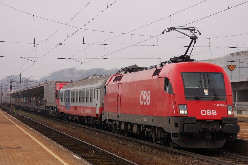Lohnend?... aber konsequent: Ob sich diese  RoLa  mit 1116 085-0 an der Spitze und nur einem LKW Fracht wirklich rentiert??? Konsequent durchgesetzt und festgehalten in Amstetten (N) Anfang November 2008.