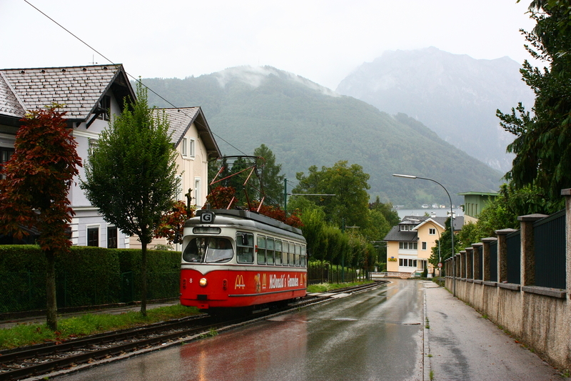 Lohner Wagen 8 befhrt hier das steigungsreichste Stck der Gmundener Straenbahn richtung Hauptbahnhof. Aufgenommen am 29.08.09.