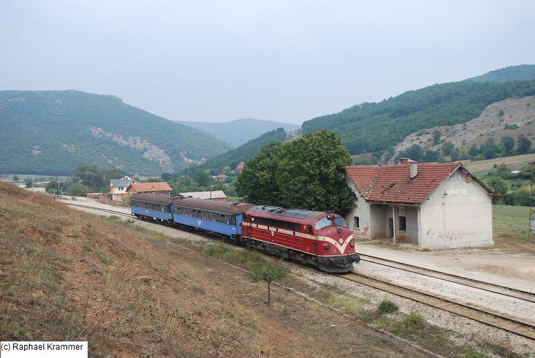Lok 007 der Kosovo Railways an einem aufgelassenen Bahnhof der Strecke (Pristina) - Fushe Kosove/ Kosovo Polje - Kline/Klina - (Peje/Pec) am 24.08.09 anlsslich einer Sonderfahrt fr die IG Bahntouristik.