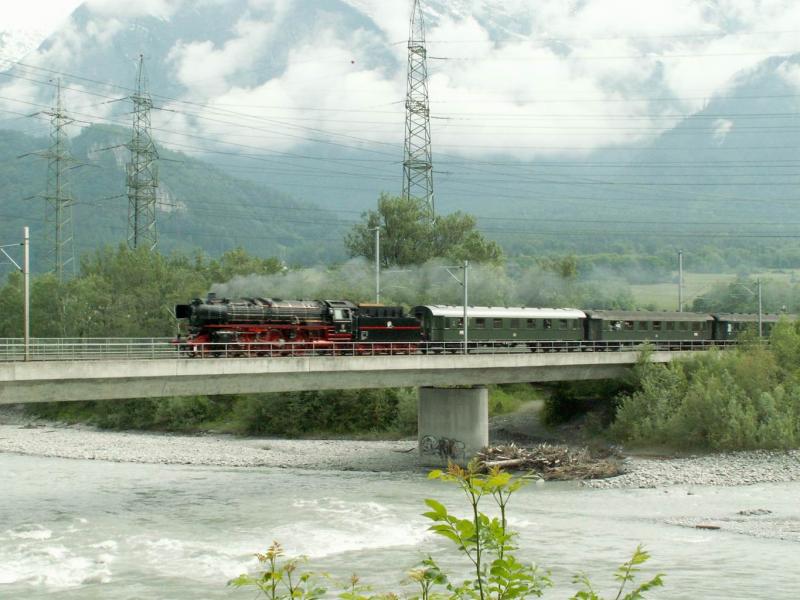 Lok 01 202(Henschel 1936)befindet sich mit einem Sonderzug der Ulmer Eisenbahnfreunde UEF,nach einem Pfingstwochenende in Graubnden,auf der Heimfahrt.Hier auf der Rheinbrcke bei Bad Ragaz.05.06.06