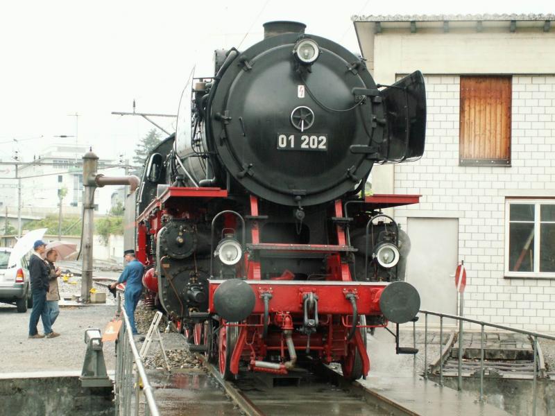 Lok 01 202,Henschel 1936,vor der Drehscheibe in Chur.(die aber zu kurz ist fr diese Schlepptender Lok)Leider war Regenwetter.
Chur 04.06.06