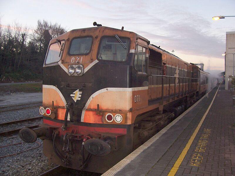 Lok 071 mit Personenzug nach Tralee am 15.02.2005 im Bahnhof Mallow, am nchsten Tag war auf dieser Strecke auch  Bus-Transfer . Dieser Zug wird noch mit Dampf geheizt, wie man an den weien Wolken sieht, aber nicht von der Lok, sondern hinter der Lok ist ein Heizwagen mit Gepckabteil. Diese Lok mte nach der Nummer die erste dieser Baureihe gewesen sein.