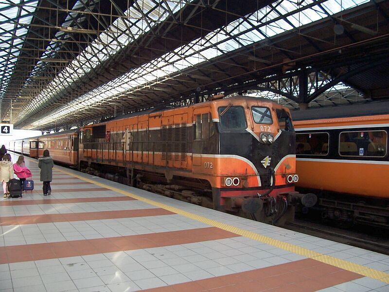 Lok 072 mit InterCity ist am 14.02.2005 eben aus Sligo im Kopfbahnhof Dublin-Connolly angekommen.