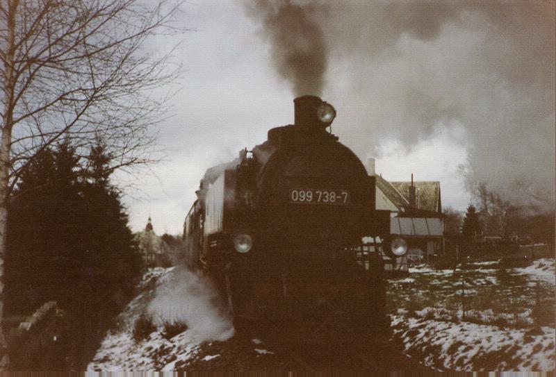 Lok 099 738 kurz hinter dem Bahnhof Cranzahl am 14.03.1998