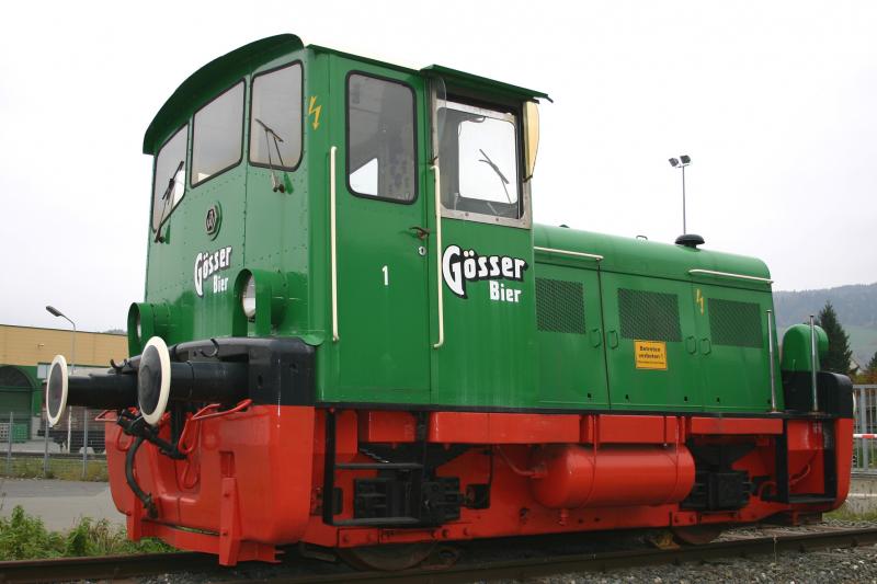 Lok 1 der  Gsser Brauerei  auf dem Denkmalsockel vor der Brauerei Gss in Leoben. (30.10.2005)