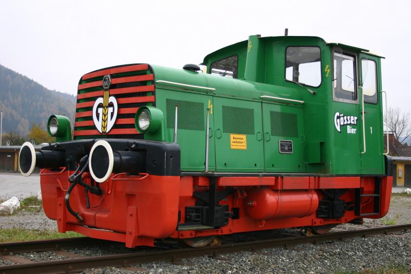 Lok 1 der  Gsser Brauerei  auf dem Denkmalsockel vor der Brauerei Gss in Leoben. (30.10.2005)