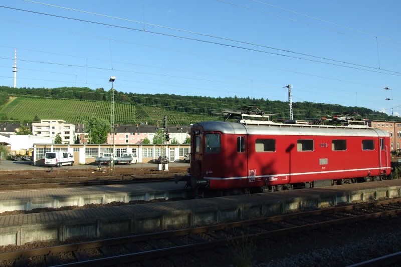 Lok 10019 der Centralbahn AG steht am 4.7.09 im Trierer Hbf auf dem nrdl. Stumpfgleis und wartet auf neue Aufgaben.
Links ist noch der Trierer Sendeturm zu sehen.
Trier, der 4.7.09
