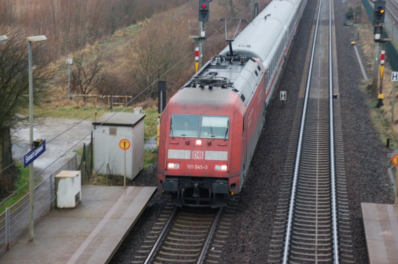 Lok 101 045-3 fhrt am 22.02.2007 mit einem Intercity dem Bahnhof Eisenach-Opelwerk vorbei. 