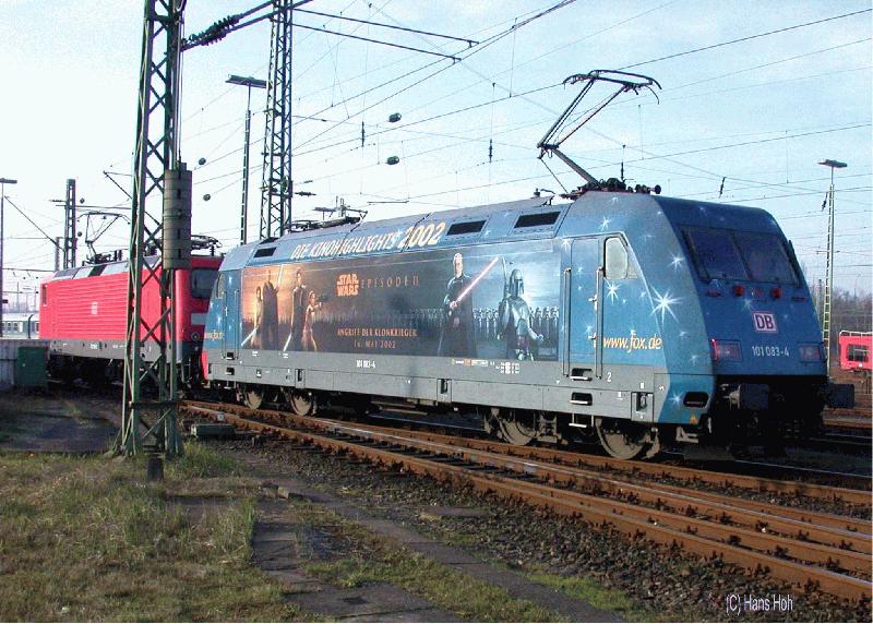 Lok 101 083, mit Werbung fr den Film Star Wars II in Hmb-Langenfelde. 28.3.02.