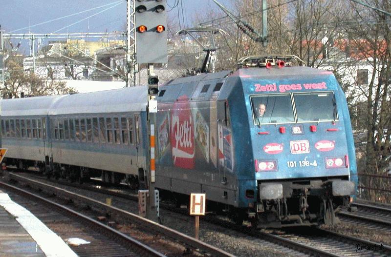 Lok 101 138 bringt am 22.3.2002 IR 2182 von Hannover nach Padborg; hier Durchfahrt Hmb Holstenstrae