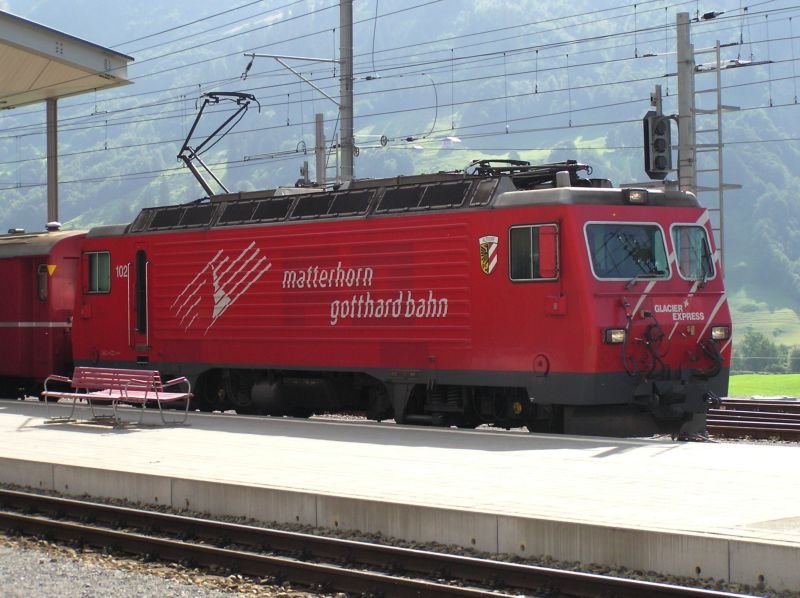 Lok 102 HGe4/4II wartet in Disentis/Mustr auf die Ausfahrt mit R831 (9:19 Uhr) nach Andermatt am 04.09.2004