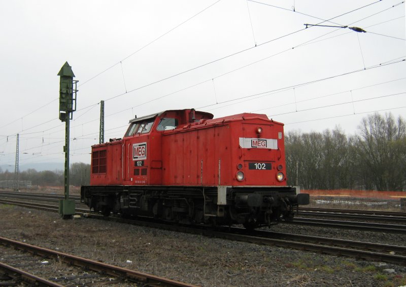 Lok 102 der MEG bei Rangierfahrten im Bahnhof Eschwege West. 30.03.2009.