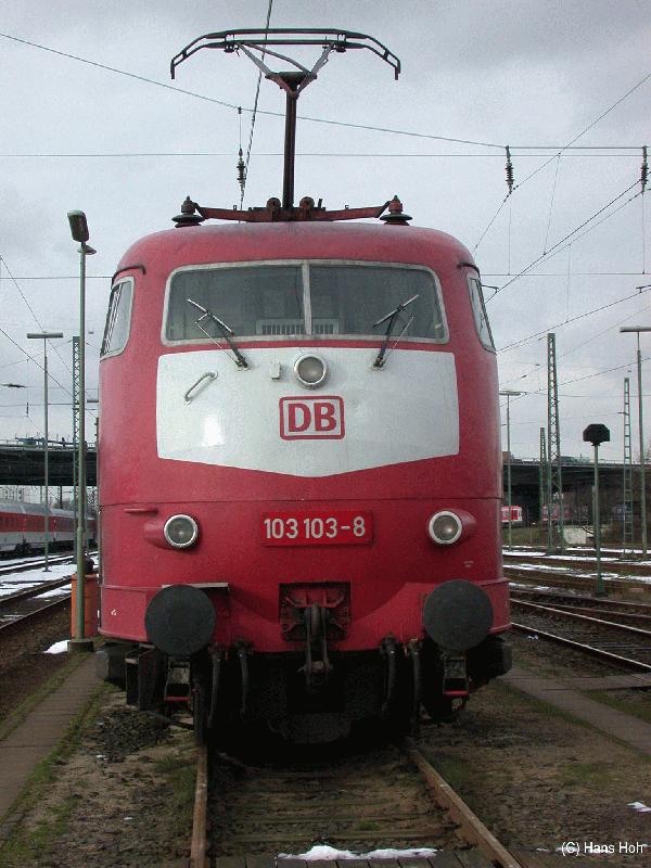 Lok 103 103-8 wartet in Hmb-Langenfelde auf ihren Einsatz. Februar 2002.
