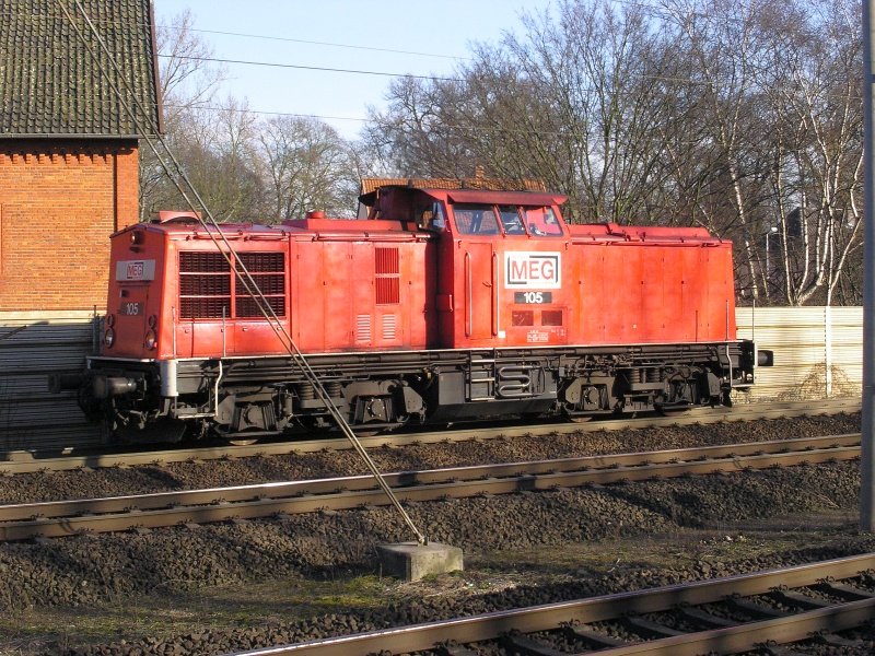 Lok 105 der MEG poltert am 11.2.2008 durch Rethen/Leine (KBS 350) Richtung Hannover.