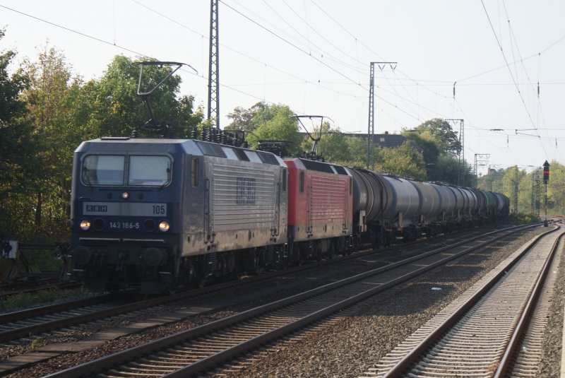 Lok 105 der RBH,
alias 143 186-5 in Doppeltraktion mit Schwesterlok 143 191-5 am Haken,fuhren am 19.09.2009 mit einem Kesselzug durch den Wunstorfer Bahnhof in Richtung Seelze. 