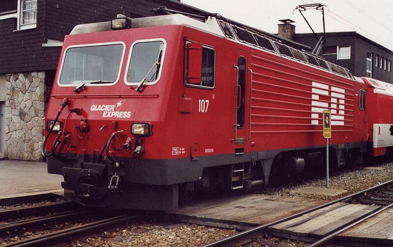 Lok 107  Glacier-Express  der FO mit 1.Teil des Glacier-Expresses in Andermatt. Wegen der Lnge des Zuges wurde er in 2 Zgen ber den Oberalppa gefahren. Mai 2000