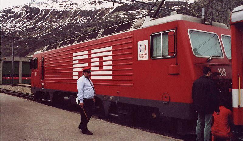 Lok 108  Channel Tunnel  der FO mit 2.Teil des Glacier-Expresses in Andermatt. Hier wurden die beiden Teile wieder zu einen Zug verbunden. Mai 2000