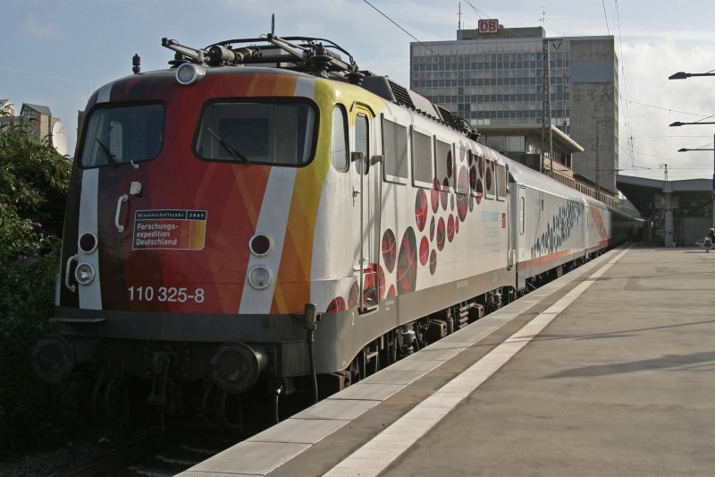 Lok 110 325 des Sienceexpress hing am 12.9.09 in Essen Hbf abgebgelt am Ende des Zuges