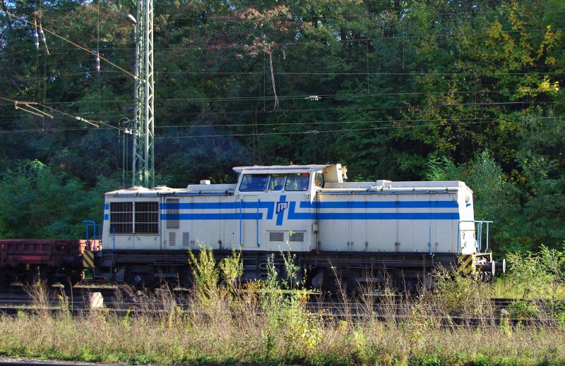 Lok 1101 der ITB schleicht sich ganz am �u�ersten Gleis durch Eichenberg in Fahrtrichtung Kassel. Aufgenommen am 18.10.2009.