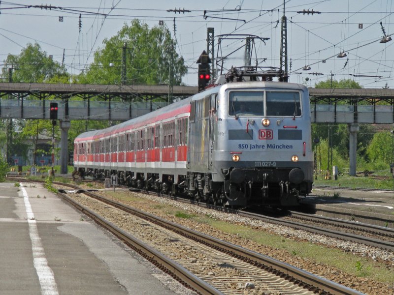 Lok 111 027 mit Werbung f�r die 850-Jahr-Feier der Stadt M�nchen trifft mit einer Regionalbahn aus M�nchen am 25.4.2009 in Freilassing ein.