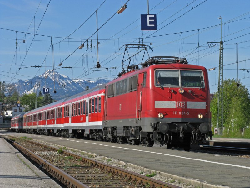 Lok 111 034 fhrt vor impossanter Kulisse mit RB 30007 Mnchen - Salzburg am 25.4.09 aus Traunstein aus. 