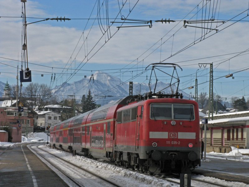 Lok 111 035 f�hrt am 28. Feb. 2009 mit Regionalexpress nach M�nchen aus dem oberbayerischen Traunstein ab.
