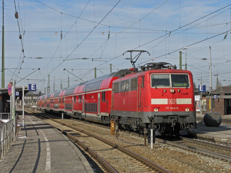 Lok 111 044 wartet am 28. Feb. 2009 in Freilassing auf die Weiterfahrt mit ihrem Regionalexpress nach Salzburg.
