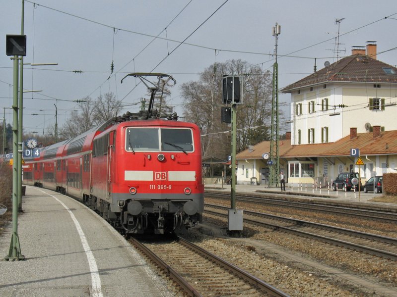 Lok 111 065 f�hrt am 14. M�rz 2009 mit einer Regionalbahn nach M�nchen HBF aus Bad Endorf ab. Normal fahren Z�ge Richtung M�nchen vom Hausbahnsteig ab. Aber ein Leichenfund s�dlich von Prien f�hrte an diesem Tag zu erheblichen Betriebsst�rungen und Versp�tungen im Fernverkehr von zwei Stunden.