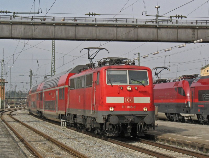 Lok 111 065 fhrt mit einem Regionalexpress aus Mnchen am 14.Mrz 2009 in Rosenheim ein. Links steht der wegen Polizeieinsatzes stark versptete Railjet nach Budapest.