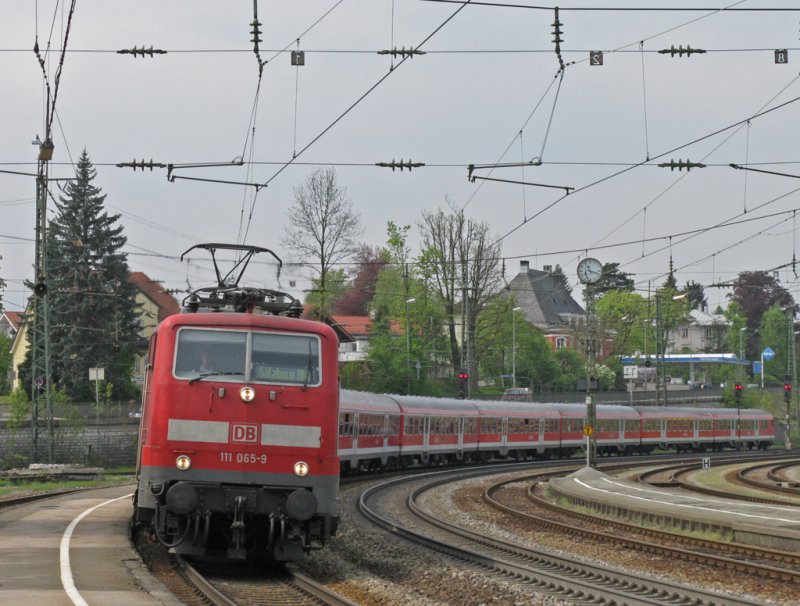 Lok 111 065 fhrt mit einer Regionalbahn Mnchen - Salzburg am 1. Mai 2009 in Traunstein ein. Der Zug besteht aus 8 modernisierten Silberlingen.
